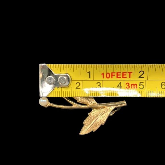 Vintage Clip on Earrings Gold Tone Imitation Faux Pearl Flowers Floral Leaves - Picture 4 of 6